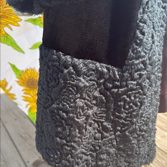 Elegant Black ladies size 6 to 8 curly lamb vintage coat. - Picture 4 of 15